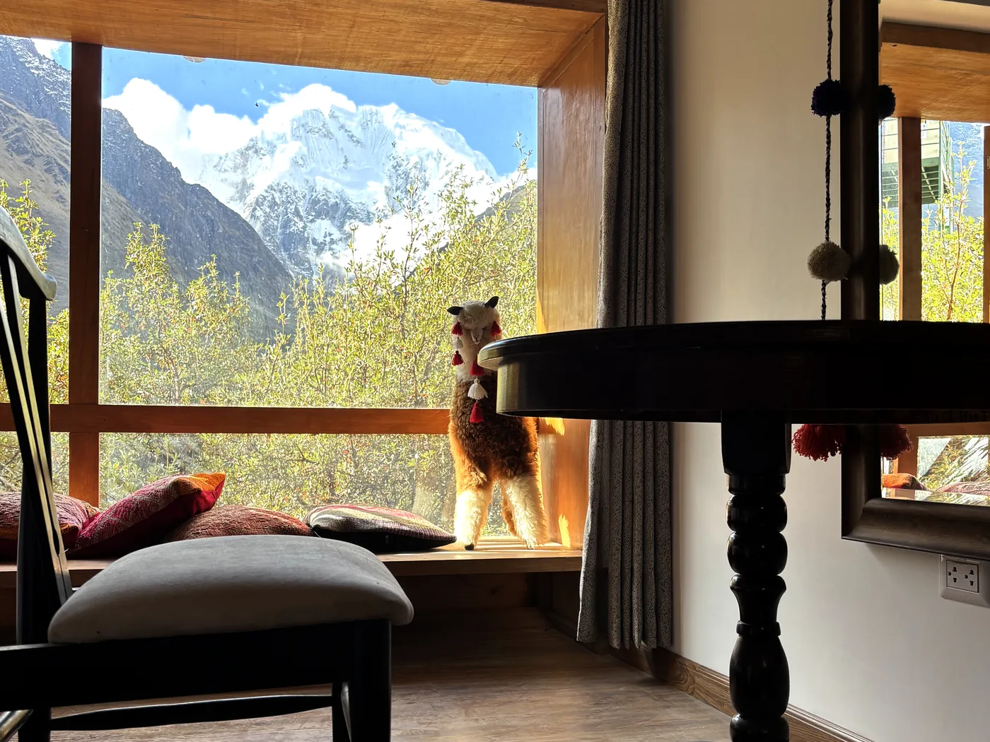 Salkantay Lodge en los Andes con montañas al fondo
