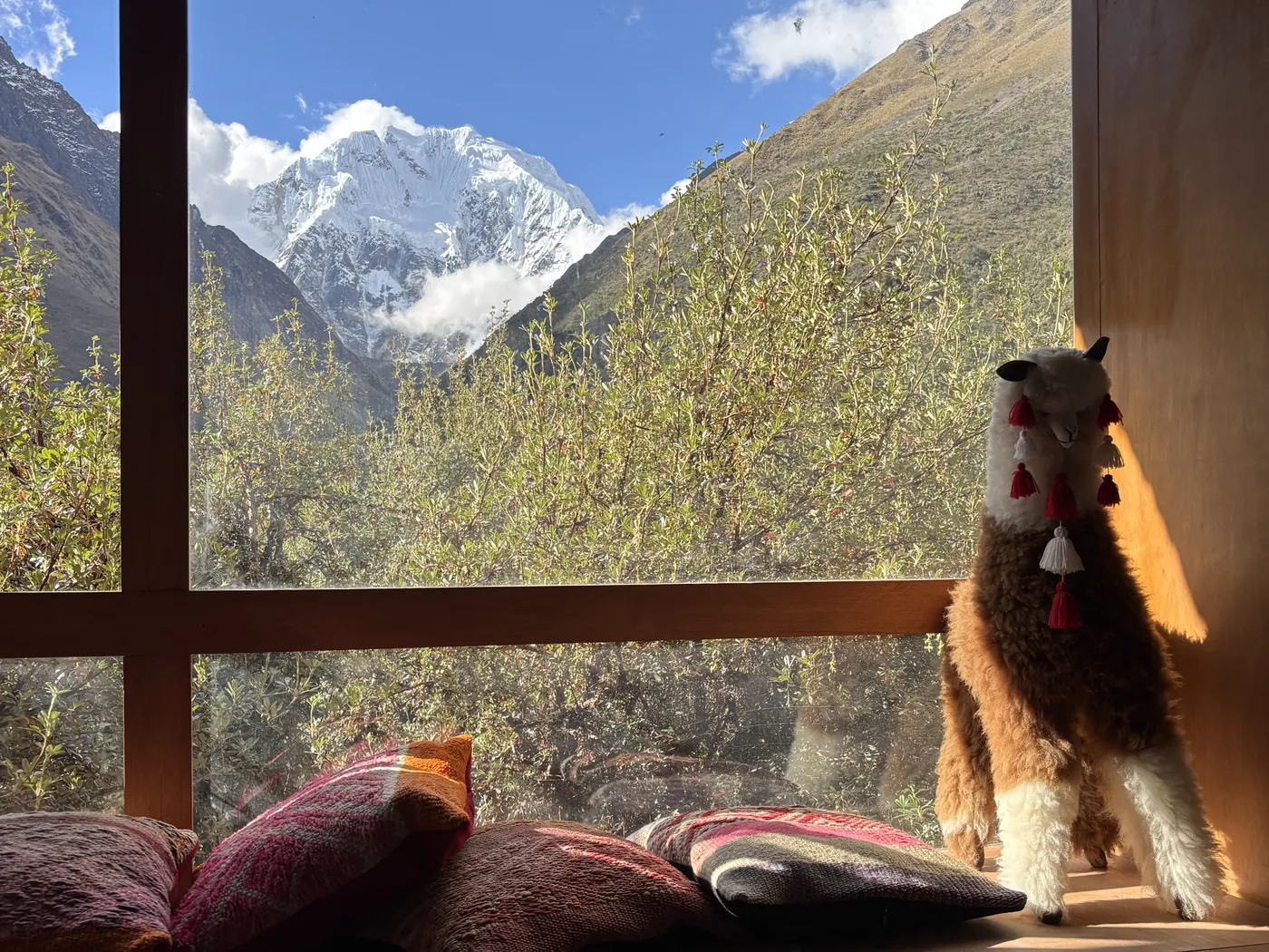 Jardines y zonas de descanso en Salkantay Lodge con vista a la cordillera de Vilcabamba