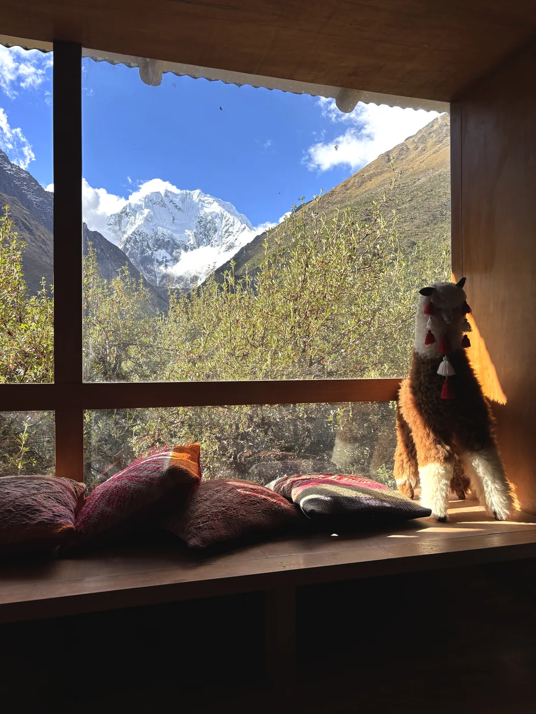 Valles de altura cerca del Salkantay donde convergen agricultura local y turismo